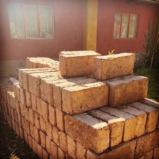 Una pila de adobes hechos a mano