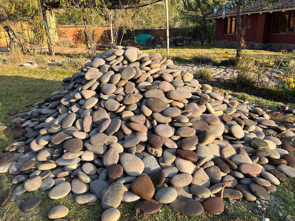 Un montón de piedras de río sobre el pasto