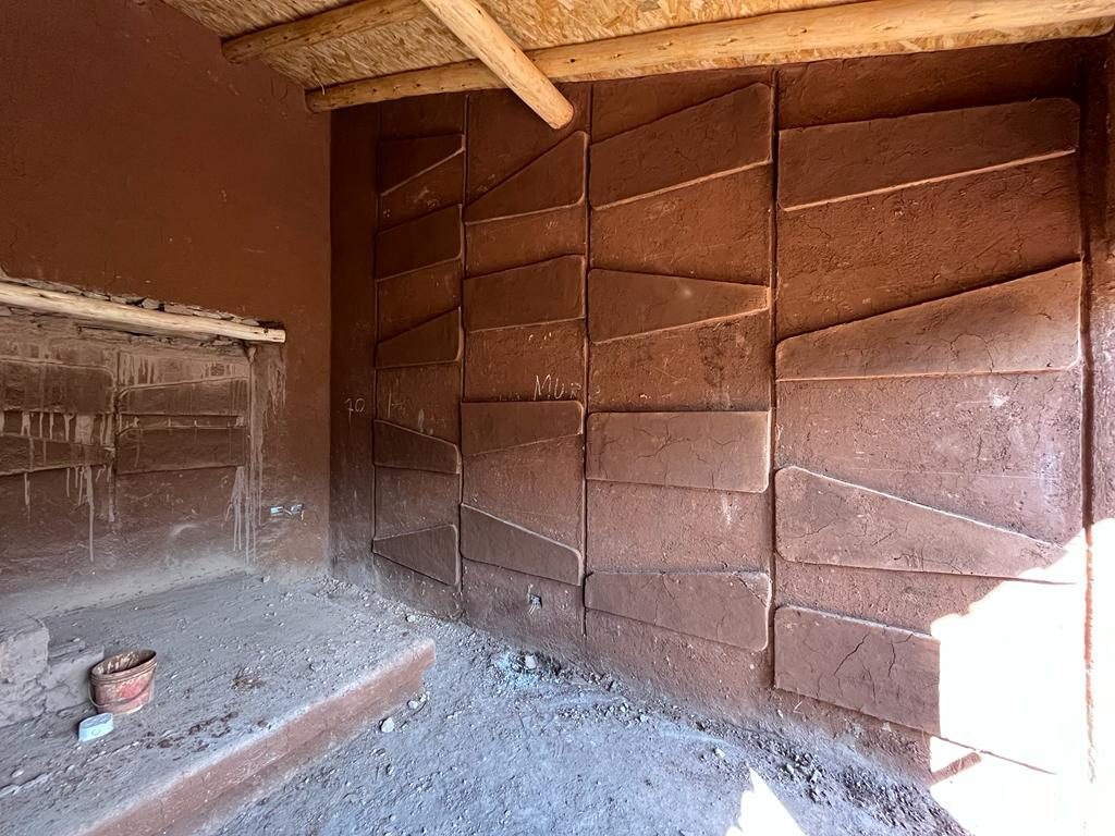 Un muro de tierra tallado con paneles inclinados