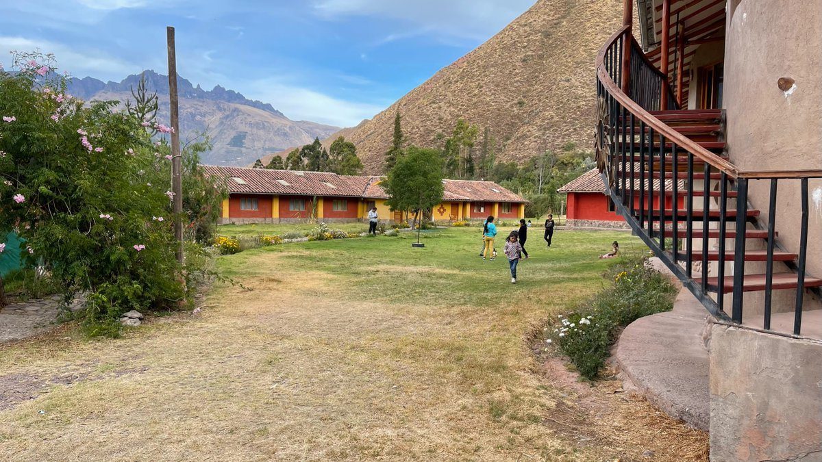 El hogar y su terreno con montañas detrás