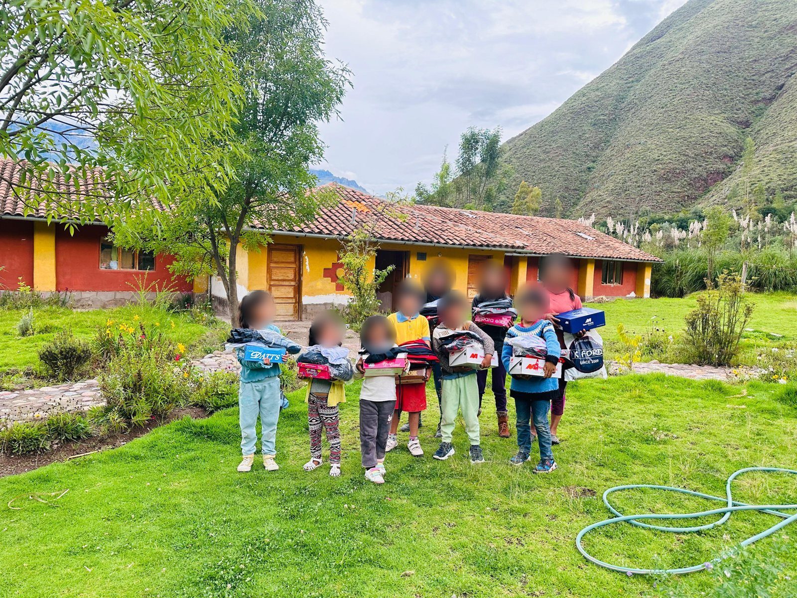 Niños con ropa y zapatos nuevos para la escuela